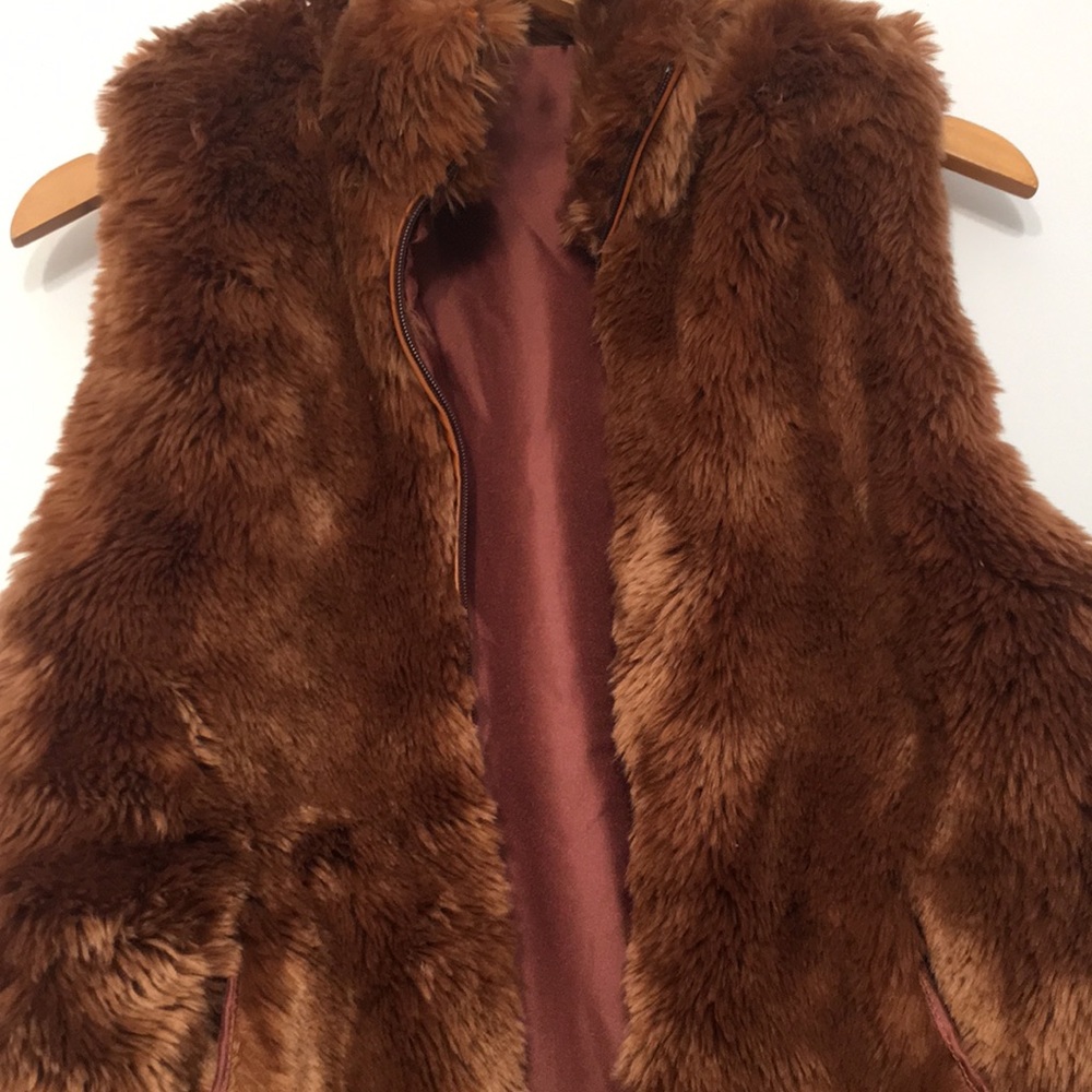 Woman’s Vegan Fur Vest - Picture 3 of 8